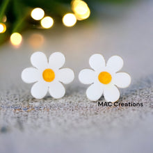 Load image into Gallery viewer, Daisy Stud Earrings