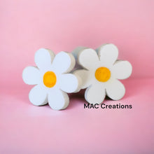 Load image into Gallery viewer, Daisy Stud Earrings